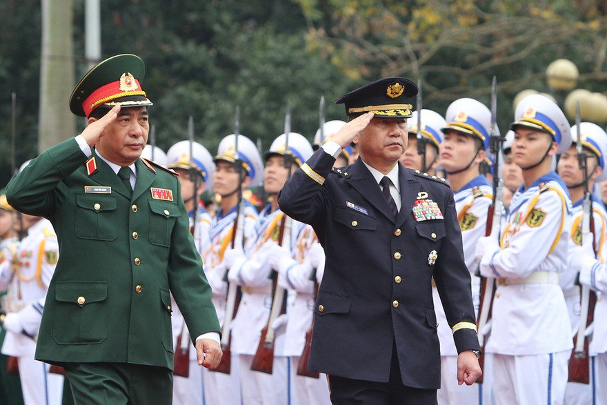 Thượng tướng Phan Văn Giang đón Đại tướng Yamazaki Koji tới Hà Nội dự hội đàm, sáng 2/3