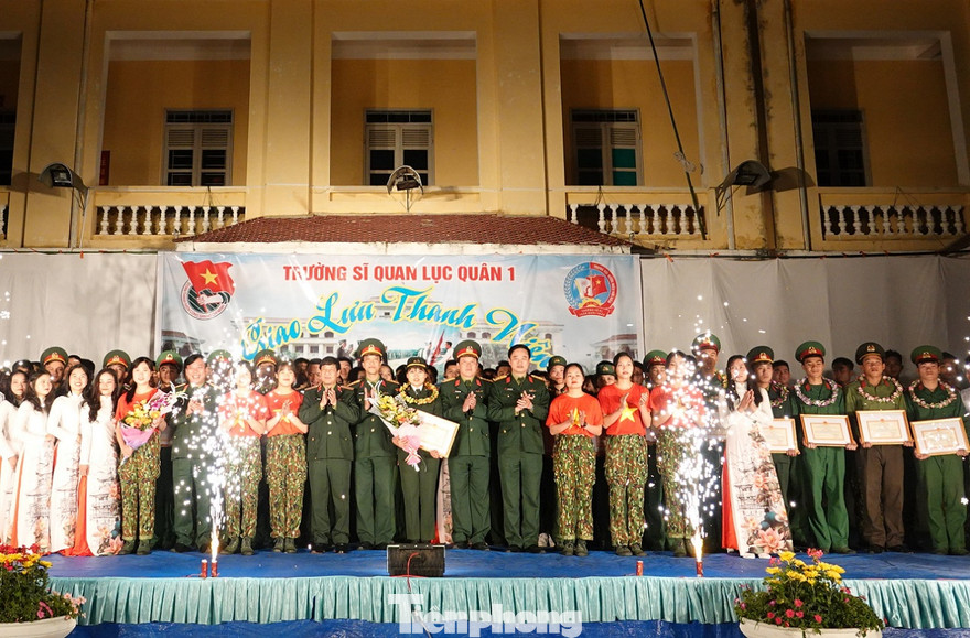 Lãnh đạo Trường Sĩ quan Lục quân 1 và Ban Thanh niên Quân đội tặng hoa động viên cán bộ, ĐVTN Đoàn cơ sở Tiểu đoàn 11 tại đêm giao lưu