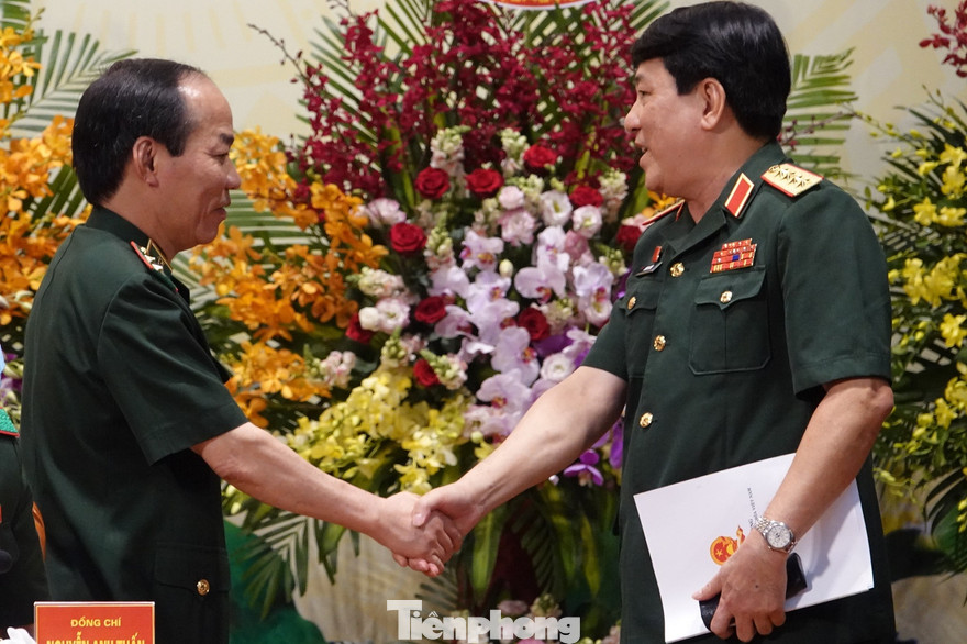 Đại tướng Lương Cường, Chủ nhiệm Tổng cục Chính trị QĐND Việt Nam (bên phải) và Trung tướng Đỗ Danh Vượng tại Đại hội đại biểu Đảng bộ BĐBP lần thứ XV