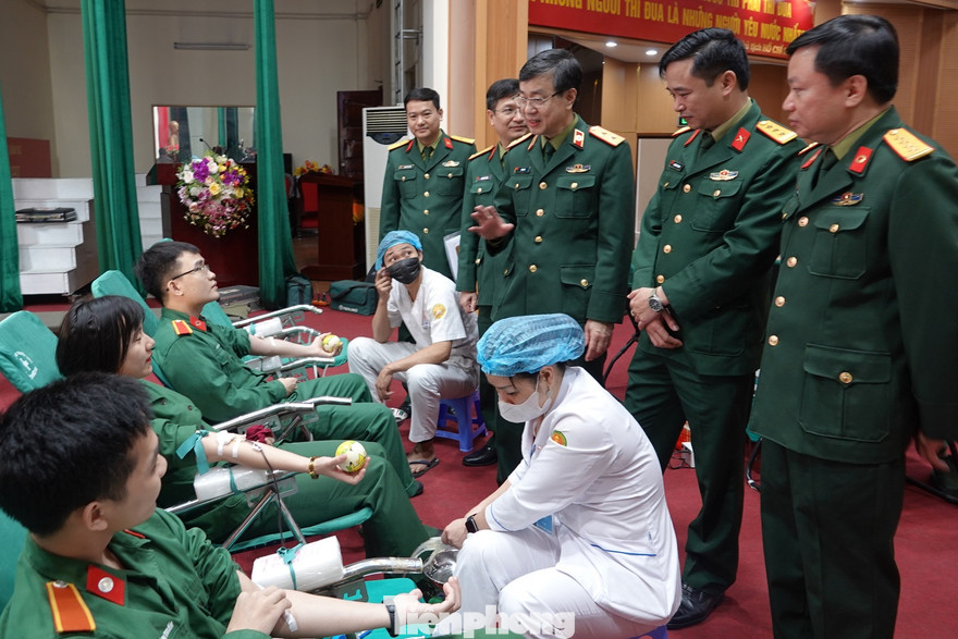 Lãnh đạo Học viện Quân y và Ban Thanh niên Quân đội trò chuyện với ĐVTN tham gia hiến máu tình nguyện, sáng 29/2