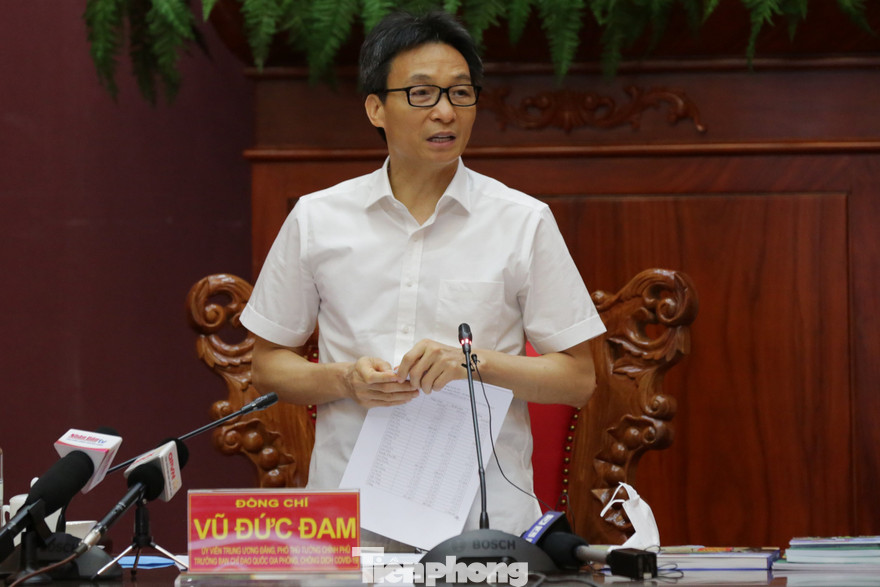 Phó Thủ tướng Vũ Đức Đam phát biểu tại cuộc làm việc chiều 11/8.