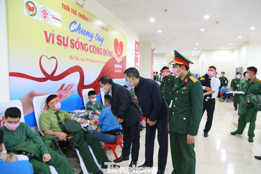 Nhà báo Lê Xuân Sơn - Tổng biên tập Báo Tiền Phong, Trưởng ban tổ chức Chủ nhật Đỏ năm 2020 trò chuyện với ĐVTN Trường SQCT tham gia hiến máu cứu người, sáng 9/2