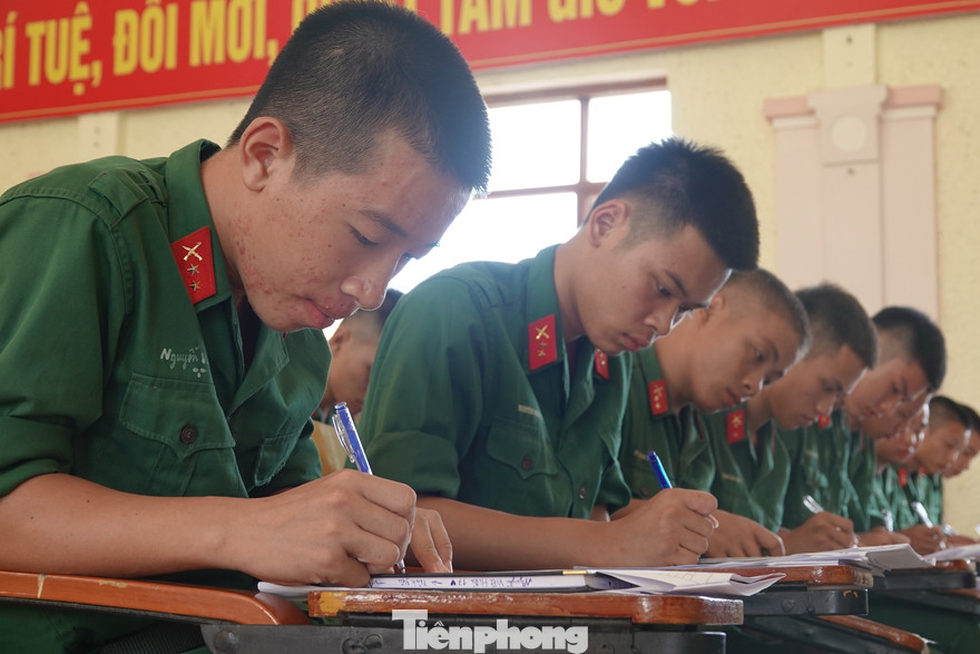 Đoàn viên Trung đoàn 8 (Sư đoàn 395, Quân khu 3) trả lời khảo sát của đoàn kiểm tra, chiều 11/9