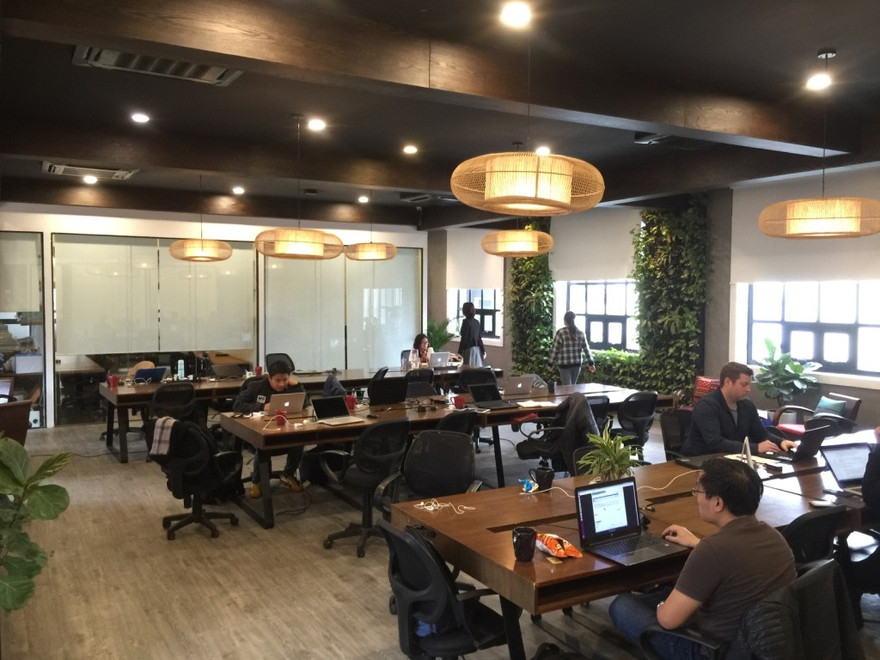 Toong co-working space số 8 Tràng Thi (phường Hàng Trống, Hoàn Kiếm, Hà Nội) với diện tích sàn hai tầng khoảng 800m2 là địa điểm khởi nghiệp của nhiều doanh nhân trẻ. 