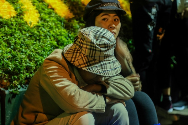 Đến khoảng 5h00 mới bắt đầu phát ấn đền Trần cho người dân nhưng nhiều du khách đã có mặt từ hôm trước, vật vờ ở trước cửa đền Trần.