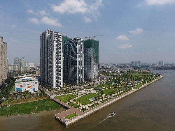 Tính đến năm 2017, tổng dư nợ tín dụng đối với hoạt động đầu tư, kinh doanh bất động sản đạt 471.022 tỷ đồng (hơn 21 tỷ USD). Mức dư nợ cho vay bất động sản cao khiến nhiều người lo ngại thị trường sẽ xảy ra bong bóng và tiềm ẩn nhiều rủi ro.