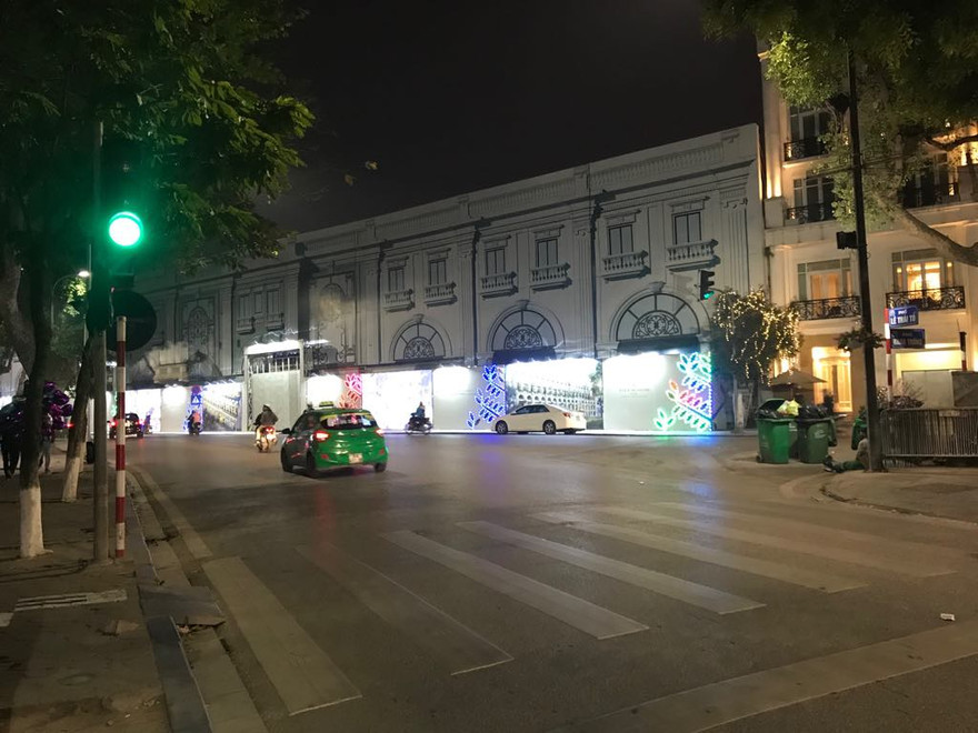 Chuyên gia quy hoạch, lo ngại ngày càng nhiều công trình 'lấn át' di sản Hồ Gươm