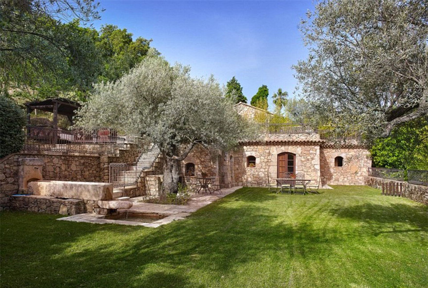 Là ngôi sao hạng A ở Holywood với tài sản lên tới 600 triệu USD, ngôi sao của Cướp biển vùng Caribbean có rất nhiều bất động sản. Cùng ngắm biệt thự 700 tỷ đồng của anh tại Cote d'Azur, Pháp.