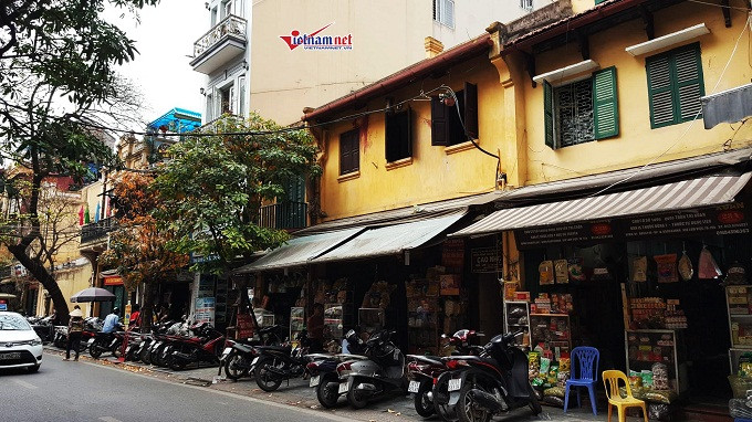 Ngôi nhà có diện tích 150 m2, tuổi đời hơn 100 năm nằm giữa phố cổ được nhiều người trả giá cao nhưng gia chủ vẫn không bán.