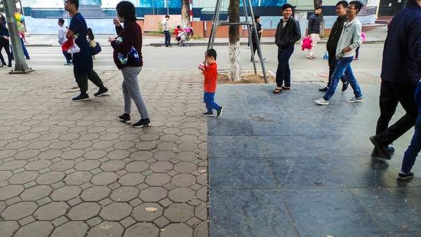 Chi hàng tỷ đồng, nhưng vỉa hè Hồ Gươm vẫn như 'chiếc áo vá' với nhiều loại gạch, đá lát