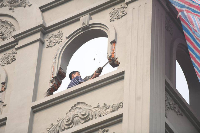 Clip phá dỡ phần xây sai phép ở biệt thự cựu Thiếu tướng công an