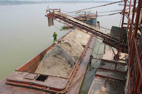 Hà Nội yêu cầu xử nghiêm các vi phạm trong hoạt động khai thác cát