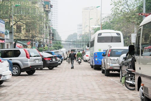Bãi xe lậu trên phố Nguyên Hồng (Thành Công, Ba Đình) chiều ngày 9/3.