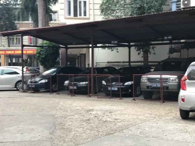 Sáu xe công biển xanh của Sở LĐTB&XH "nằm chuồng" chờ ngày bàn giao cho thành phố, còn các lái xe cũng phải bố trí công việc mới.