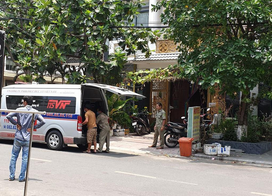 Thi thể nạn nhân được đưa về nhà xác.