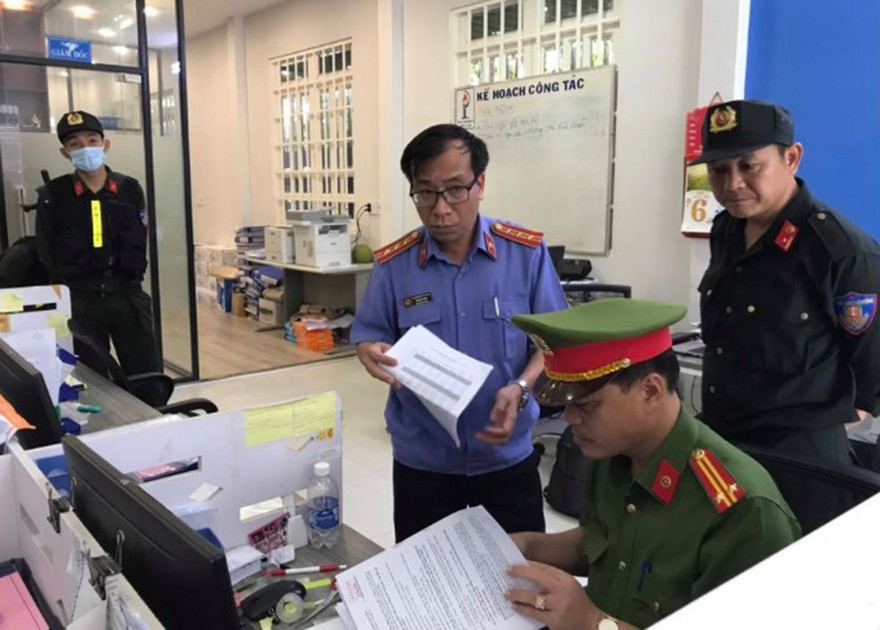 Cơ quan chức năng khám xét công ty Phúc Lâm.