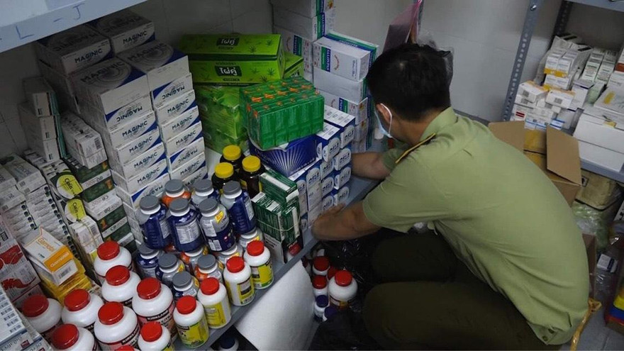 Lực lượng chức năng kiểm tra lô hàng.