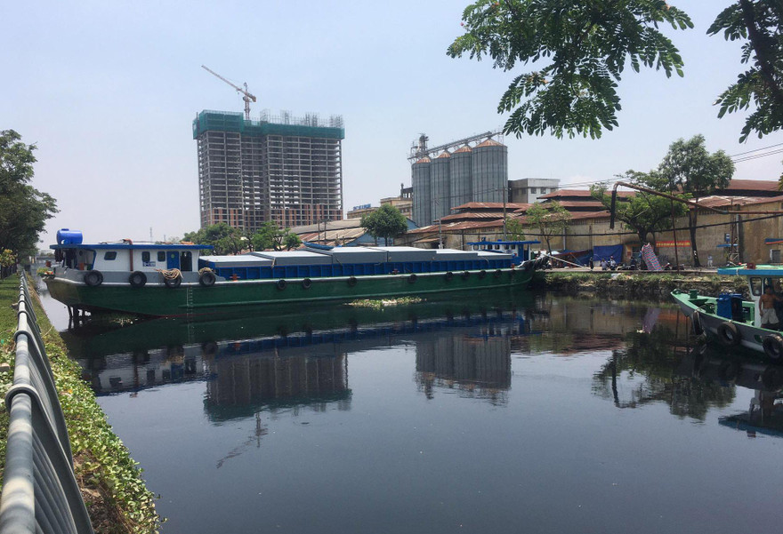 Chiếc sà lan mắc kẹt ở kênh Tàu Hủ.