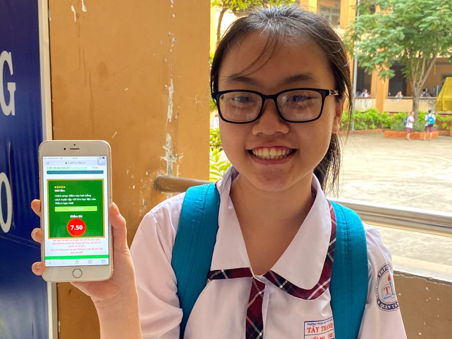 Thí sinh vui mừng khoe điểm kiểm tra ngay sau khi làm bài trực tuyến trên điện thoại