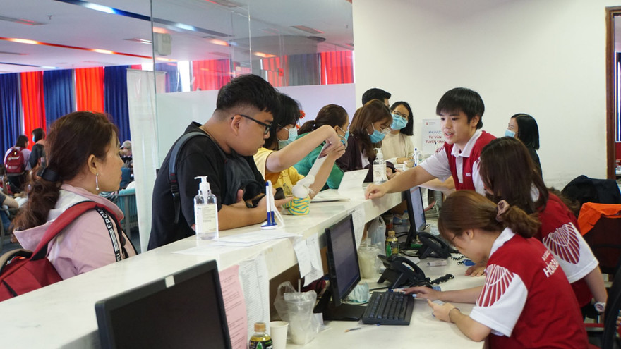 Thí sinh làm tục nhập học tại Trường ĐH Quốc Tế Hồng Bàng