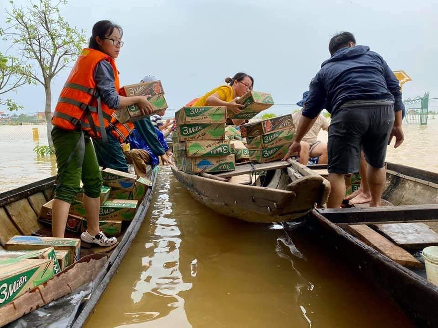 Nhiều nơi tại miền Trung bị ngập sâu trong nhiều ngày dẫn đến thiếu lương thực (ảnh: Cán bộ xã Hương Vinh, Thị xã Hương Trà, T.T.Huế vận chuyển mì gói từ các mạnh thường quân đến người dân)