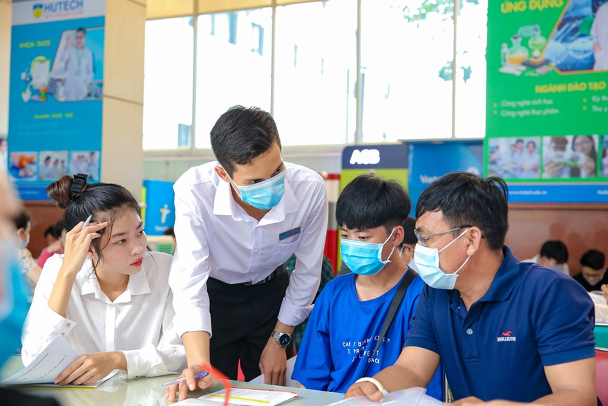 Thí sinh nghe tư vấn tuyển sinh tại một trường đại học ở TPHCM