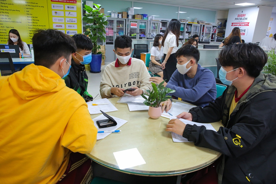 Tiếp viên của Vietnam Airlines mắc COVID-19 vẫn đi học dù trong thời gian tự cách ly khiến hơn 30.000 sinh viên của HUTECH phải tạm thời nghỉ học để phòng dịch