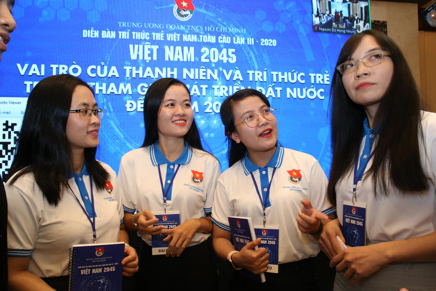 Các trí thức trẻ trao đổi tại diễn đàn