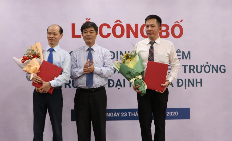PGS.TS Thái Bá Cần, Chủ tịch Hội đồng Trường Đại học Gia Định trao quyết định bổ nhiệm cho PGS.TS. Võ Trí Hảo và ThS.LS Trịnh Hữu Chung