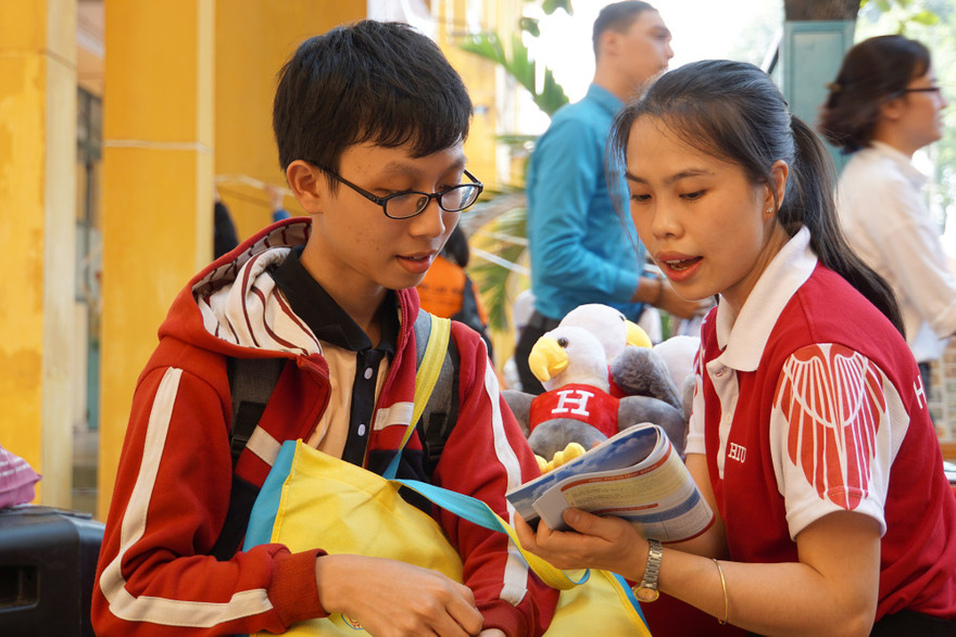 Thí sinh được tình nguyện viên tư vấn ngành học