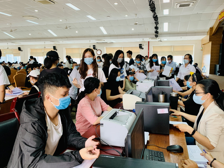 Thí sinh làm thủ tục nhập học tại một trường địa học ở TPHCM