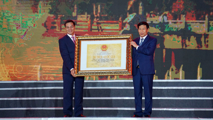 Ông Nguyễn Văn Tùng - Chủ tịch UBND thành phố đại diện nhận bằng xếp hạng di tích lịch sử quốc gia Khu di tích Bạch Đằng Giang. 