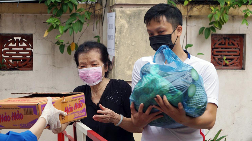 Người dân tiếp nhận lương thực thực phẩm.