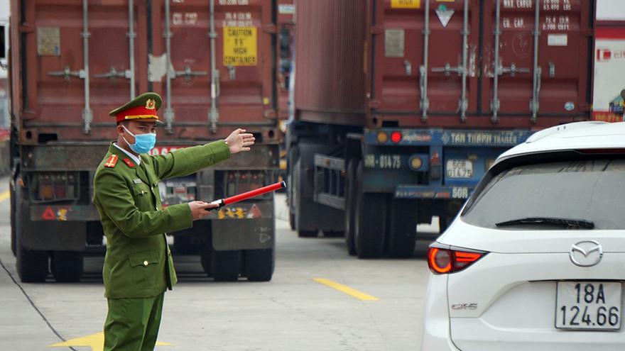 Cảnh sát kiểm soát người và phương tiện tại chốt COVID-19 cửa ngõ TP Hải Phòng.