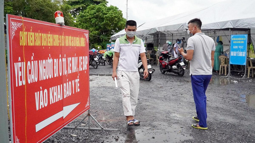 Cận cảnh xét nghiệm nhanh SARS-CoV-2 cho người dân tại cửa ngõ TP Hải Phòng