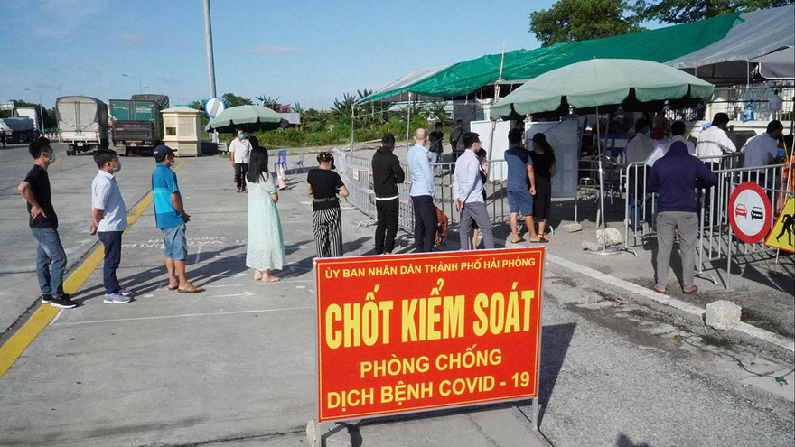 Chốt kiểm soát COVID-19 trên QL5, đoạn quan huyện An Dương, TP Hải Phòng trên.