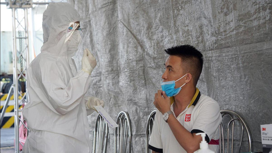 Lực lượng y tế Hải Phòng xét nghiệm người ngoại tỉnh vào thành phố. 