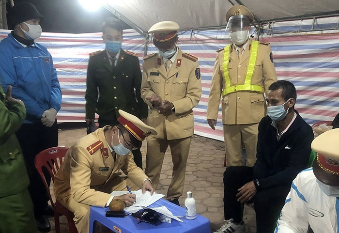 Đối tượng Đỗ Văn Toản tại chốt kiểm soát phòng chống COVID-19 tại TP Chí Linh.