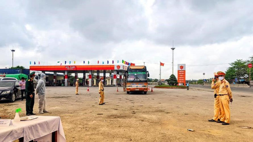 Chốt kiểm soát dịch bệnh COVID-19 liên ngành tại vị trí chân cầu Nghìn – QL.10, huyện Vĩnh Bảo.