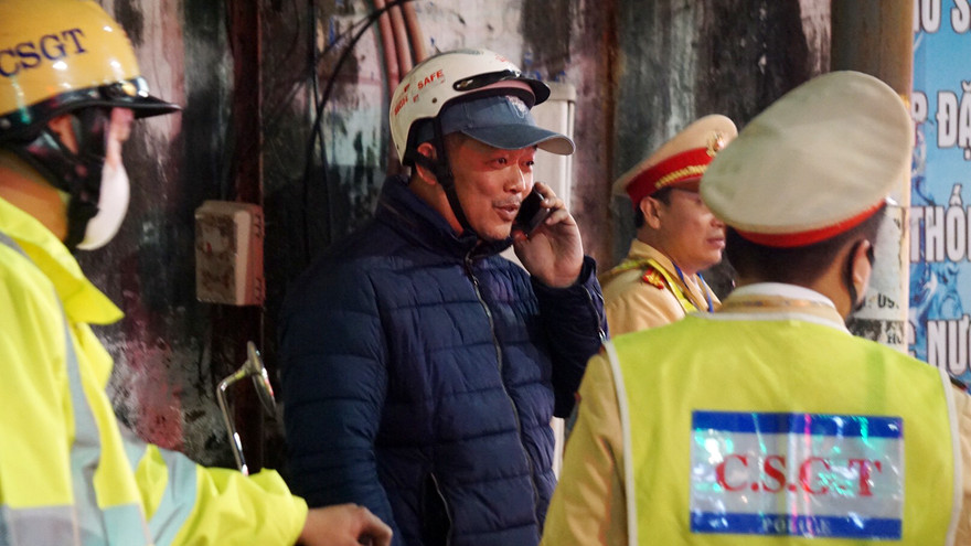 Gọi điện thoại người thân, phóng xe thông chốt đo nồng độ cồn ở Hải Phòng