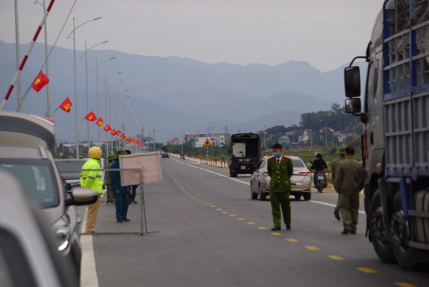 Từ 18h ngày 28/1, TP Hải Phòng kiểm soát phương tiện, người dân ra vào thành phố, tại khu vực giáp ranh Hải Dương, Quảng Ninh.