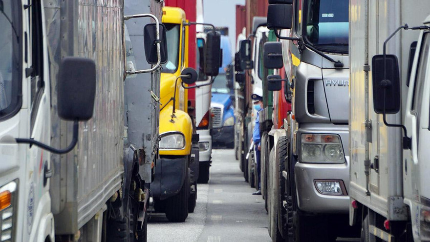 QL5 đoạn qua địa phận huyện Kim Thành (Hải Dương) ùn tắc gần 10km.