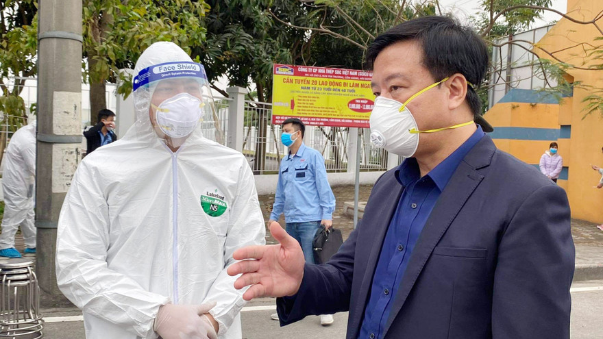Ông Phạm Xuân Thăng - Bí thư Tỉnh ủy Hải Dương trực tiếp kiểm tra công tác phòng dịch tại các điểm nóng.