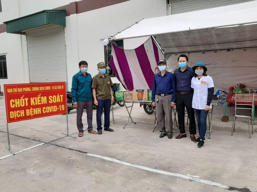 Chị Vũ Thị Tình (bên phải ảnh) trong quá trình thực hiện nhiệm vụ phòng chống COVID-19 đã gặp nạn tử vong.