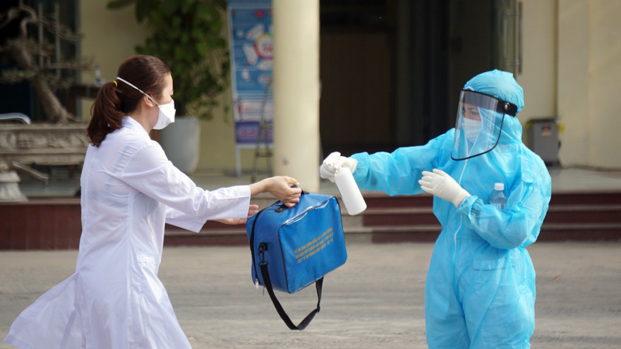 Người dân ra khai báo y tế tại Hải Phòng.