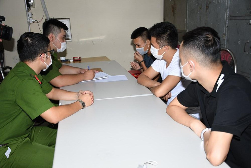 Các đối tượng trong đường dây tổ chức cá độ tại cơ quan điều tra.