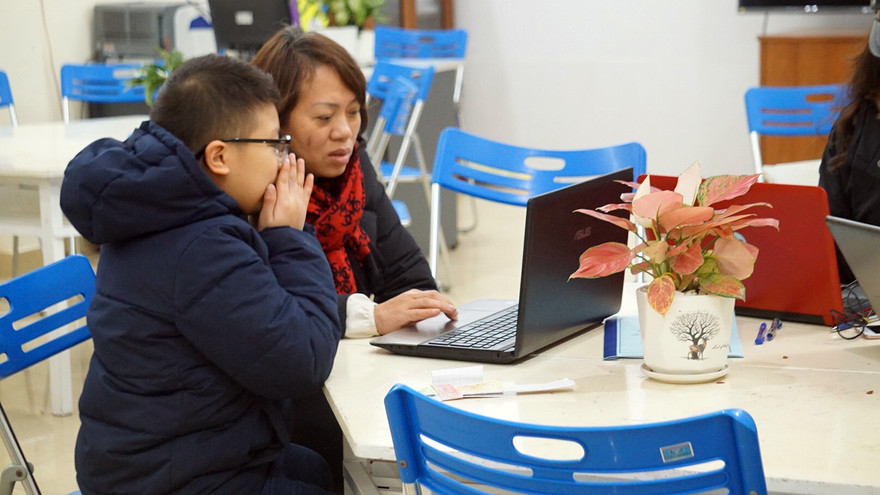 Một số ít học sinh Trường tiểu học Đinh Tiên Hoàng đến trường.