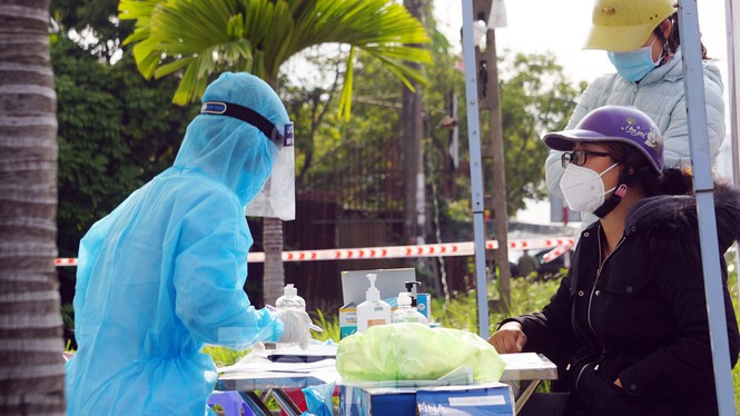 Lực lượng y tế truy vết người liên quan nữ điều dưỡng mắc COVID-19 ở Hải Phòng.