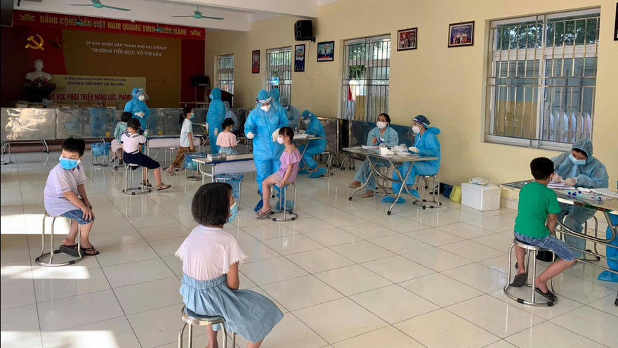 Lực lượng y tế TP Hải Dương lấy mẫu xét nghiệm cho học sinh.