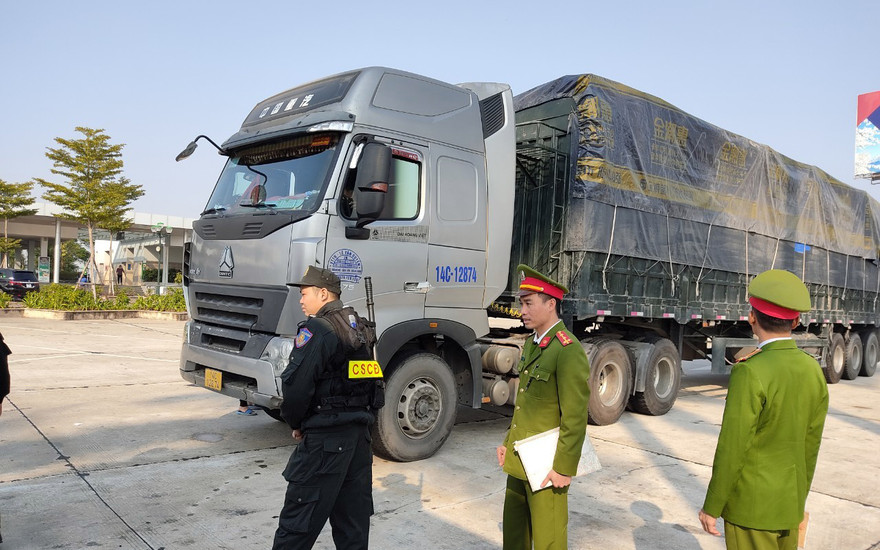 Công an Hải Dương kiểm tra đoàn xe chở hàng lậu trên cao tốc Hà Nội - Hải Phòng. Ảnh: CTV